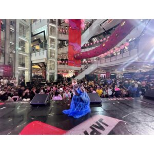 Ai Hayase Instagram - .
.
.
JAPAN EXPO THAILAND 2024 🇹🇭🇯🇵

お越しくださった皆様、日本から応援してくれた皆様、そして素敵なステージを作ってくださった出演者、スタッフの皆様、本当にありがとうございました！！！

感無量とはこのことかぁ！！！

もう正直めっちゃめっちゃめっちゃ不安で、音楽をやってない私がプロの方々と同じステージに立つプレッシャーが半端じゃなかったし、こんな事があっていいのか、本当に私でいいのか、参加するのを悩んだ事もあったけど挑戦して良かったと心の底から思います。
もちろんパフォーマンスの反省点は山積みだしまだまだ頑張らなきゃいけない。
でも楽しかったね本当に！！！
自分の声を聴いてくれる人が目の前にいて、立ち止まってくれる人がいて、これを機に知ってくれた人もいて、これ以上ない幸せを皆さんから沢山貰いました。
これからも色んな事に挑戦していくので見守って頂けると嬉しいです😌

素敵な時間と貴重な経験をありがとうございました！

ขอบคุณที่หาฉันเจอ! ฉันรักทุกคนในประเทศไทย! 
ฉันจะไปเมืองไทยอีกครั้ง ♥️

P.S.  2日目本番直前にギター落ちて壊しましたっと。
.
.
.
 #japanexpothailand2024  #japanexpothailand  #thailand  #fyp