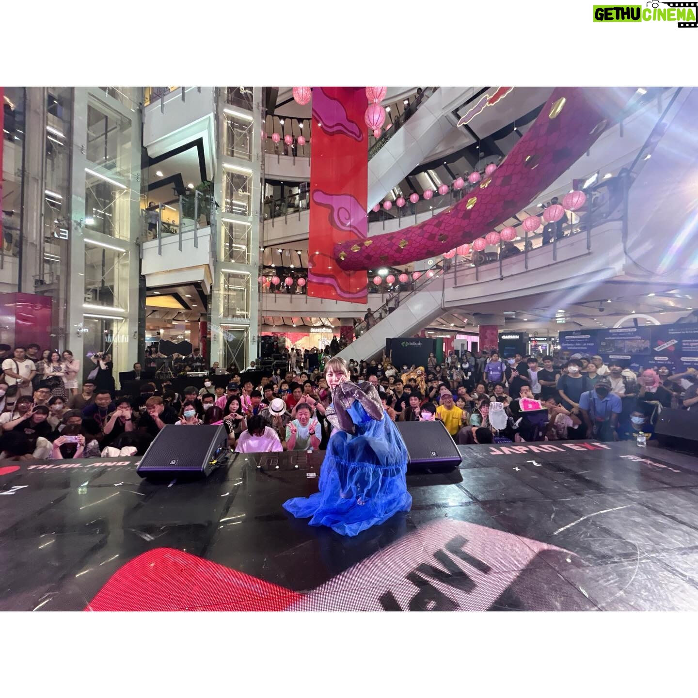 Ai Hayase - 1K Likes - .
.
.
JAPAN EXPO THAILAND 2024 🇹🇭🇯🇵
お越しくださった皆様、日本から応援してくれた皆様、そして素敵なステージを作ってくださった出演者、スタッフの皆様、本当にありがとうございました!!!
感無量とはこのことかぁ!!!
もう正直めっちゃめっちゃめっちゃ不安で、音楽をやってない私がプロの方々と同じステージに立つプレッシャーが半端じゃなかったし、こんな事があっていいのか、本当に私でいいのか、参加するのを悩んだ事もあったけど挑戦して良かったと心の底から思います。
もちろんパフォーマンスの反省点は山積みだしまだまだ頑張らなきゃいけない。
でも楽しかったね本当に!!!
自分の声を聴いてくれる人が目の前にいて、立ち止まってくれる人がいて、これを機に知ってくれた人もいて、これ以上ない幸せを皆さんから沢山貰いました。
これからも色んな事に挑戦していくので見守って頂けると嬉しいです😌
素敵な時間と貴重な経験をありがとうございました!
ขอบคุณที่หาฉันเจอ! ฉันรักทุกคนในประเทศไทย!
ฉันจะไปเมืองไทยอีกครั้ง ♥️
P.S. 2日目本番直前にギター落ちて壊しましたっと。
.
.
.
#japanexpothailand2024 #japanexpothailand #thailand #fyp