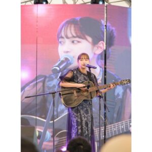 Ai Hayase Instagram - .
.
.
JAPAN EXPO THAILAND 2024 🇹🇭🇯🇵

お越しくださった皆様、日本から応援してくれた皆様、そして素敵なステージを作ってくださった出演者、スタッフの皆様、本当にありがとうございました！！！

感無量とはこのことかぁ！！！

もう正直めっちゃめっちゃめっちゃ不安で、音楽をやってない私がプロの方々と同じステージに立つプレッシャーが半端じゃなかったし、こんな事があっていいのか、本当に私でいいのか、参加するのを悩んだ事もあったけど挑戦して良かったと心の底から思います。
もちろんパフォーマンスの反省点は山積みだしまだまだ頑張らなきゃいけない。
でも楽しかったね本当に！！！
自分の声を聴いてくれる人が目の前にいて、立ち止まってくれる人がいて、これを機に知ってくれた人もいて、これ以上ない幸せを皆さんから沢山貰いました。
これからも色んな事に挑戦していくので見守って頂けると嬉しいです😌

素敵な時間と貴重な経験をありがとうございました！

ขอบคุณที่หาฉันเจอ! ฉันรักทุกคนในประเทศไทย! 
ฉันจะไปเมืองไทยอีกครั้ง ♥️

P.S.  2日目本番直前にギター落ちて壊しましたっと。
.
.
.
 #japanexpothailand2024  #japanexpothailand  #thailand  #fyp