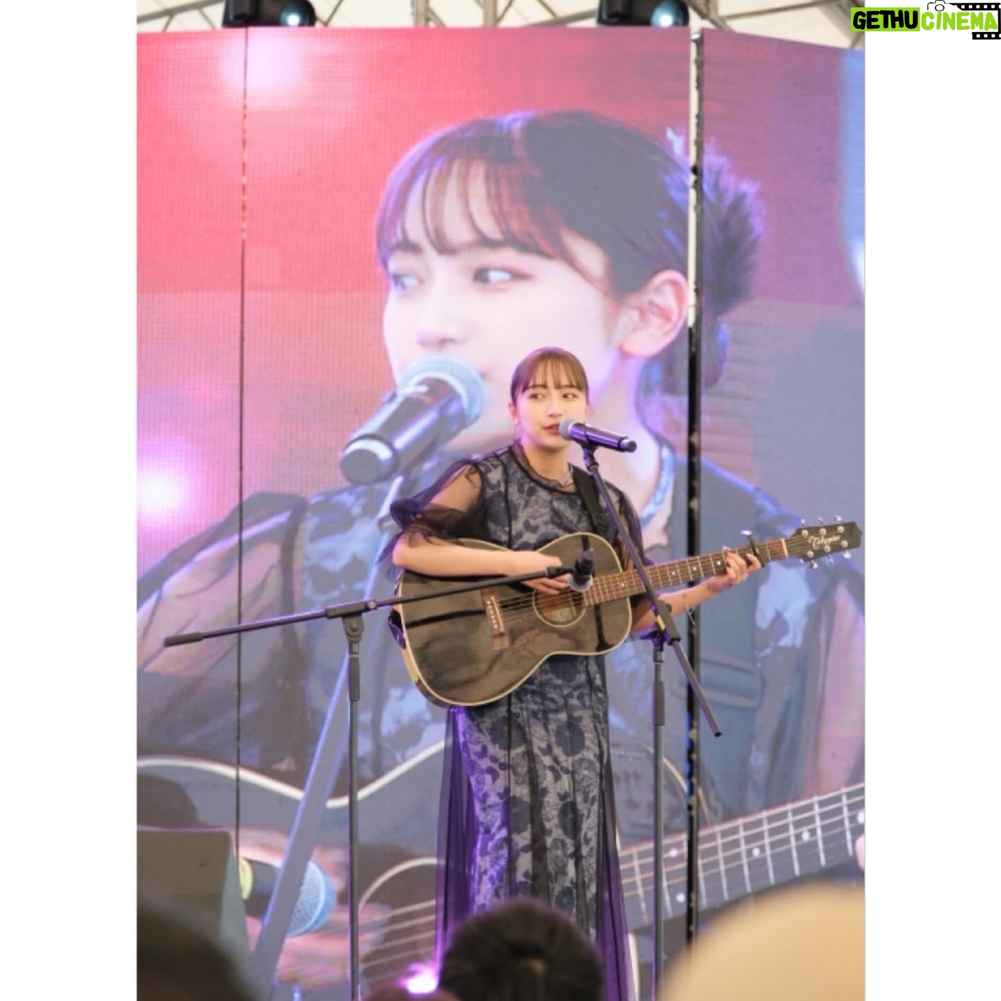 Ai Hayase - 1K Likes - .
.
.
JAPAN EXPO THAILAND 2024 🇹🇭🇯🇵
お越しくださった皆様、日本から応援してくれた皆様、そして素敵なステージを作ってくださった出演者、スタッフの皆様、本当にありがとうございました!!!
感無量とはこのことかぁ!!!
もう正直めっちゃめっちゃめっちゃ不安で、音楽をやってない私がプロの方々と同じステージに立つプレッシャーが半端じゃなかったし、こんな事があっていいのか、本当に私でいいのか、参加するのを悩んだ事もあったけど挑戦して良かったと心の底から思います。
もちろんパフォーマンスの反省点は山積みだしまだまだ頑張らなきゃいけない。
でも楽しかったね本当に!!!
自分の声を聴いてくれる人が目の前にいて、立ち止まってくれる人がいて、これを機に知ってくれた人もいて、これ以上ない幸せを皆さんから沢山貰いました。
これからも色んな事に挑戦していくので見守って頂けると嬉しいです😌
素敵な時間と貴重な経験をありがとうございました!
ขอบคุณที่หาฉันเจอ! ฉันรักทุกคนในประเทศไทย!
ฉันจะไปเมืองไทยอีกครั้ง ♥️
P.S. 2日目本番直前にギター落ちて壊しましたっと。
.
.
.
#japanexpothailand2024 #japanexpothailand #thailand #fyp