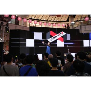 Ai Hayase Instagram - .
.
.
JAPAN EXPO THAILAND 2024 🇹🇭🇯🇵

お越しくださった皆様、日本から応援してくれた皆様、そして素敵なステージを作ってくださった出演者、スタッフの皆様、本当にありがとうございました！！！

感無量とはこのことかぁ！！！

もう正直めっちゃめっちゃめっちゃ不安で、音楽をやってない私がプロの方々と同じステージに立つプレッシャーが半端じゃなかったし、こんな事があっていいのか、本当に私でいいのか、参加するのを悩んだ事もあったけど挑戦して良かったと心の底から思います。
もちろんパフォーマンスの反省点は山積みだしまだまだ頑張らなきゃいけない。
でも楽しかったね本当に！！！
自分の声を聴いてくれる人が目の前にいて、立ち止まってくれる人がいて、これを機に知ってくれた人もいて、これ以上ない幸せを皆さんから沢山貰いました。
これからも色んな事に挑戦していくので見守って頂けると嬉しいです😌

素敵な時間と貴重な経験をありがとうございました！

ขอบคุณที่หาฉันเจอ! ฉันรักทุกคนในประเทศไทย! 
ฉันจะไปเมืองไทยอีกครั้ง ♥️

P.S.  2日目本番直前にギター落ちて壊しましたっと。
.
.
.
 #japanexpothailand2024  #japanexpothailand  #thailand  #fyp