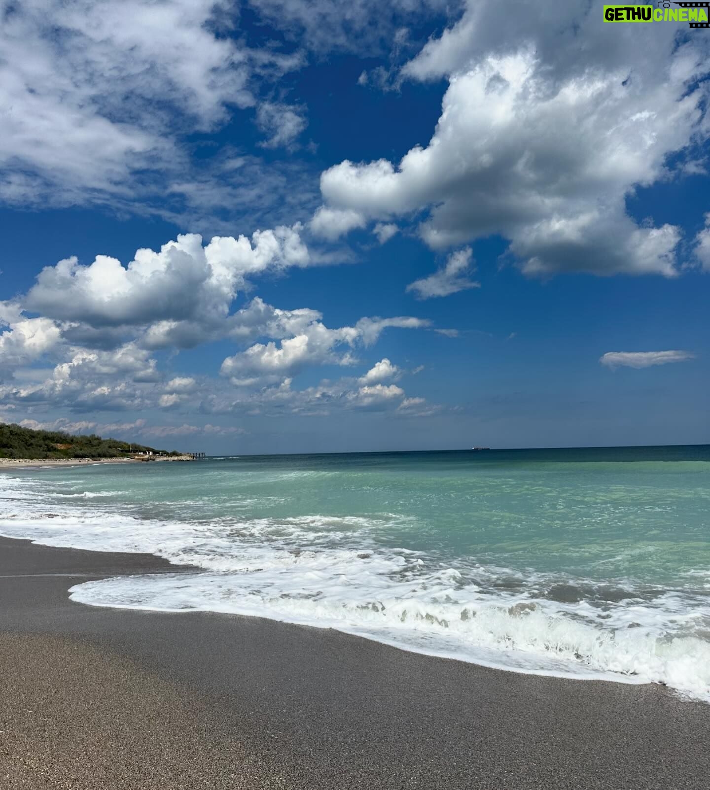 Aida Economu - 2.3K Likes - Miros de mare și miros de smirnă. Sare-n păr și salt în gol. Cercei din chihlimbar și salbă de salcâm galben.
O zi ca oricare alta, doar că la Tuzla și la Constanța. Am plănuit cu @staruiala.bogdan.dan.44 surf și surf skate la Eforie. Ciao și alla prossima 🏄🏻♀️🏄🏽♂️