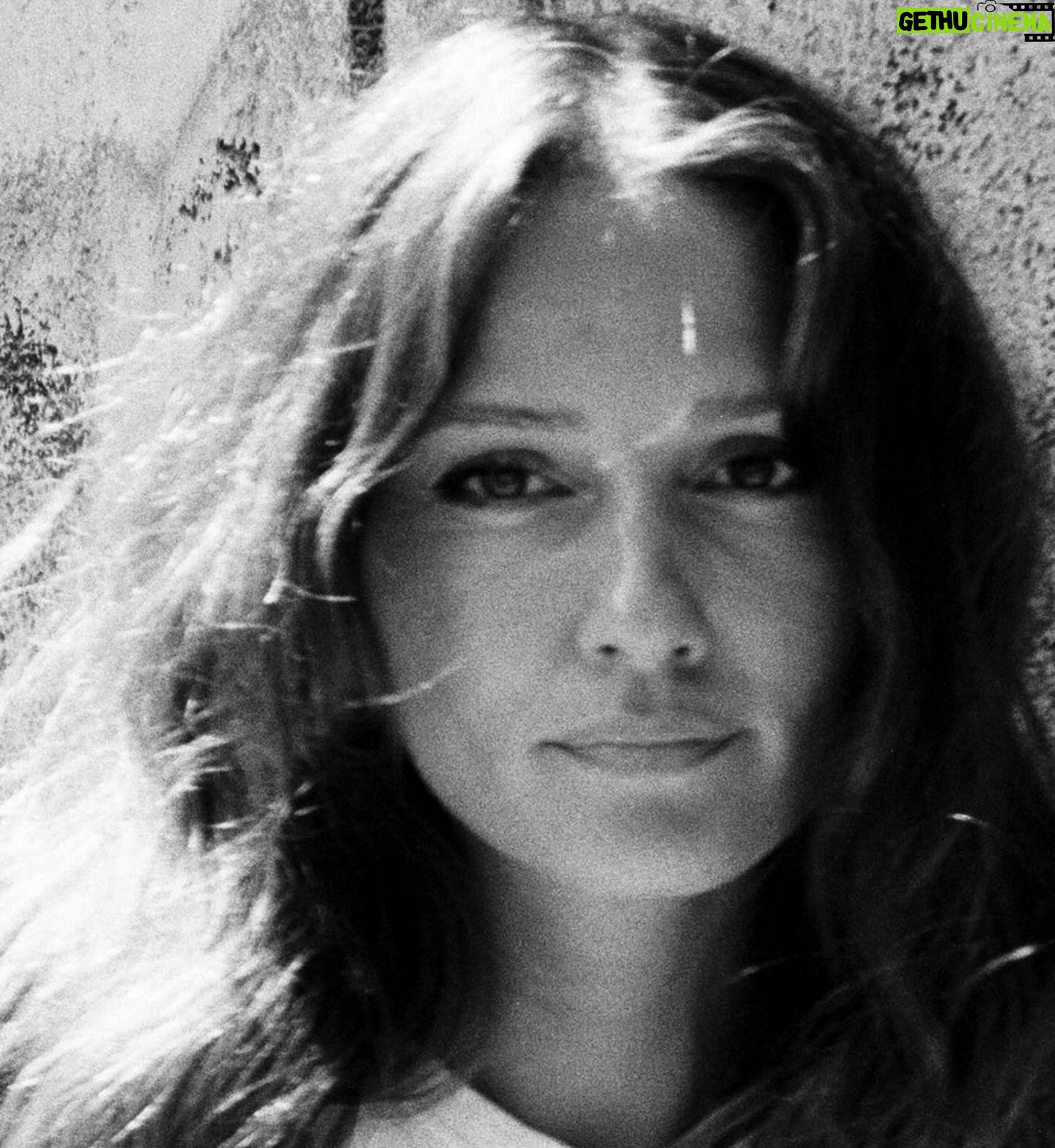 Aida Economu - 2.3K Likes - zgomotul de la F1, combinația de smântână grasă cu dulceață de cireșe amare, cremă de gălbenele, Attenberg, compot de clementine, Ayrton Senna, mirosul de service auto și Atena oricând.
Παρακαλώ