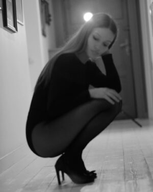 Aida Economu Instagram - am sandale cu ciucuri. în rest, nimic de declarat 🖤
🪩 @mihaelaglavan