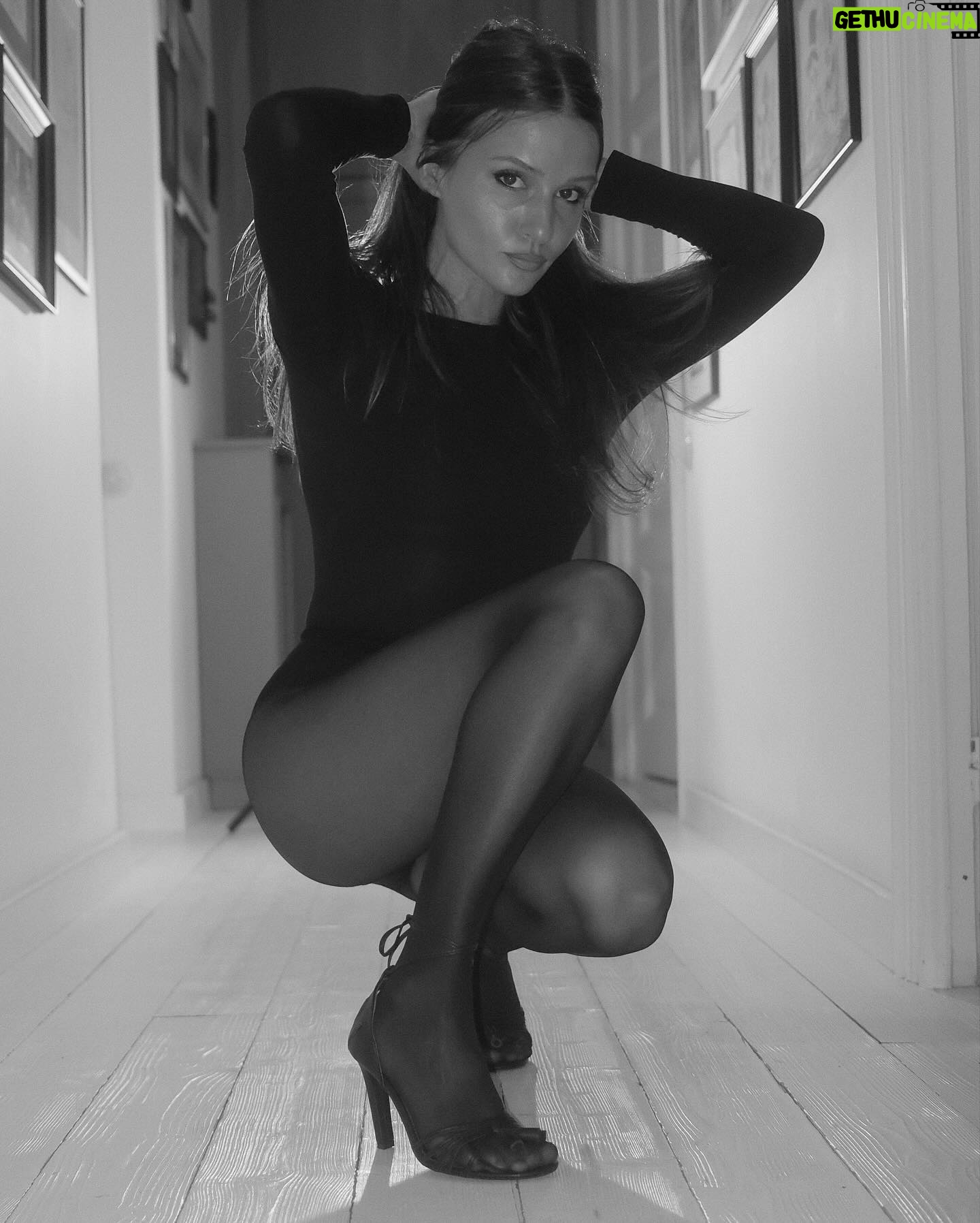 Aida Economu - 3.5K Likes - am sandale cu ciucuri. în rest, nimic de declarat 🖤
🪩 @mihaelaglavan