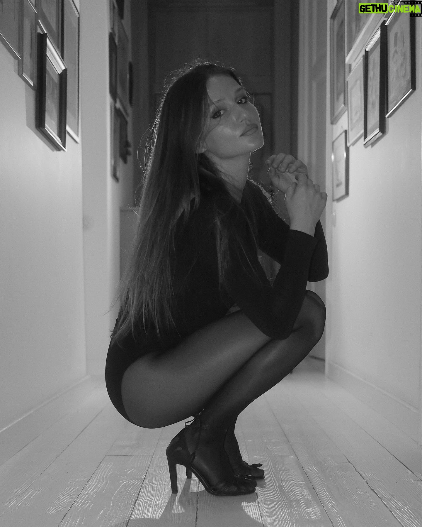 Aida Economu - 3.5K Likes - am sandale cu ciucuri. în rest, nimic de declarat 🖤
🪩 @mihaelaglavan
