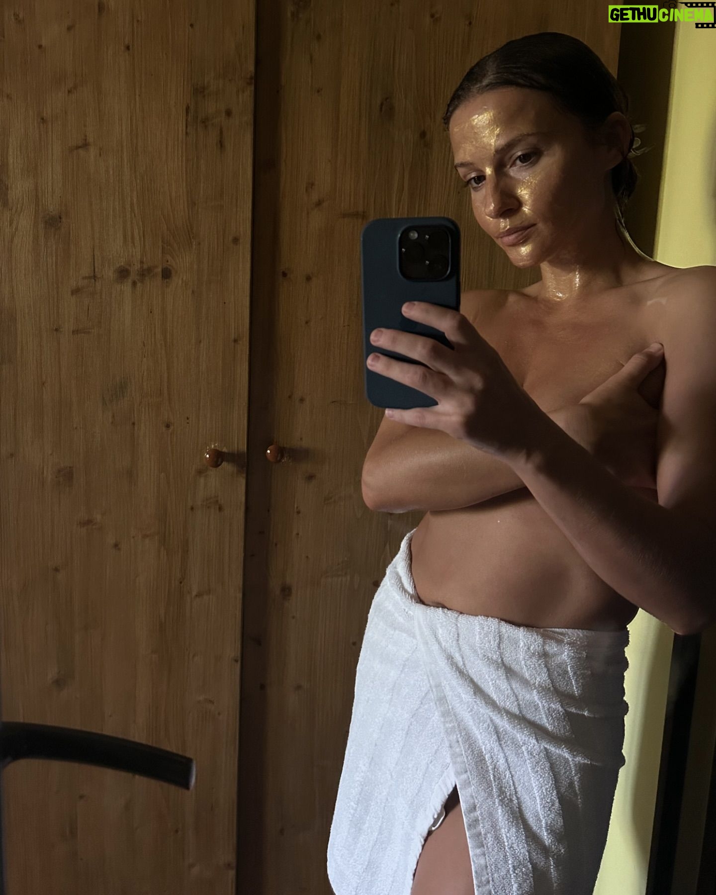 Aida Economu - 2.4K Likes - out of office till september 🌊 👙🏄🏻♀️🧃🍦☀️🍉🌽🍅
thank you for understanding!
