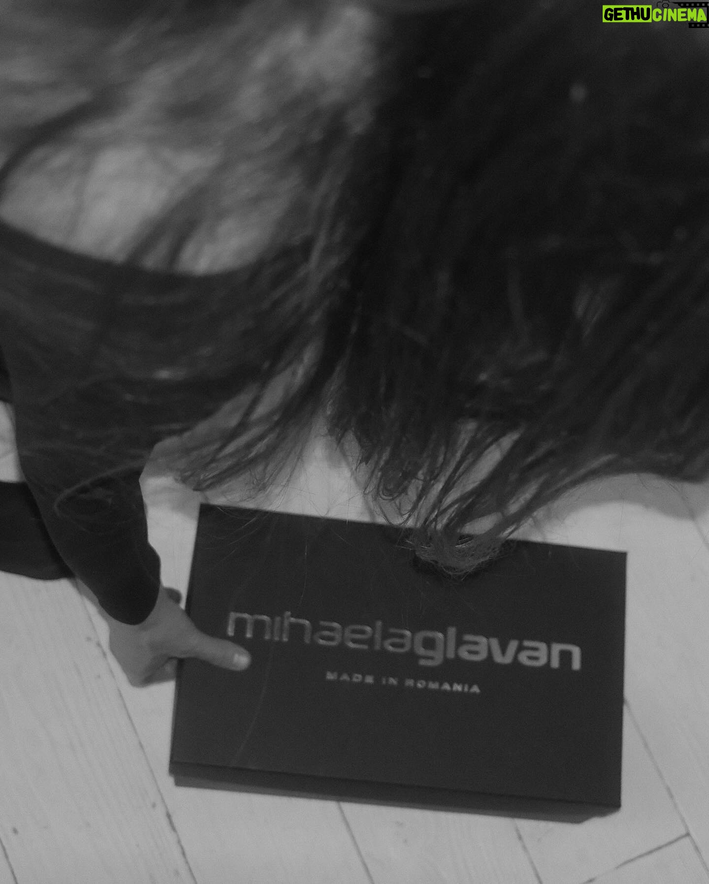 Aida Economu - 3.5K Likes - am sandale cu ciucuri. în rest, nimic de declarat 🖤
🪩 @mihaelaglavan