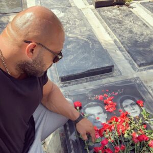 Aidin Khataei Instagram - پهلوان بودن فقط در زور نيست ،زور بازو كه فقط منظور نيست پهلوان بودن فقط در مرد نيست،مرد اگر مرد است بدون درد نيست...🌹این کلیپ تقدیم به پدر مادرم میکنم روحتون شاد❤️