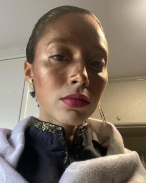 Ailín Salas Instagram - Días, cielos, personas que hacen lindos esos días y esos cielos, helado, limón, cara dorada, cama, nubes, estatua de dinosaurio, abrazos y besos, teléfonos, montañas, kimono y san expedito. Byeee cuídense y cuiden al que esté al ladito.