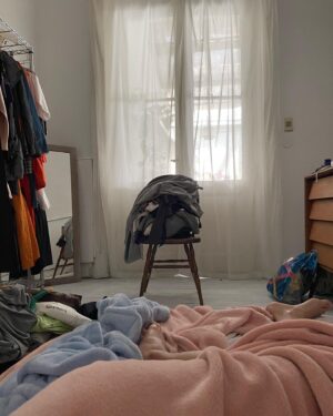 Ailín Salas Instagram - Días, cielos, personas que hacen lindos esos días y esos cielos, helado, limón, cara dorada, cama, nubes, estatua de dinosaurio, abrazos y besos, teléfonos, montañas, kimono y san expedito. Byeee cuídense y cuiden al que esté al ladito.