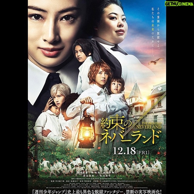 Aimi Satsukawa - 729 Likes - 🎥
#約束のネバーランド
.
.
2年前にやった舞台、実すばのときにキャストで回し読みして、そのお陰でみんなと仲良くなって、すごく楽しくて、ありがとうと思っていた約束のネバーランド!!
毎日劇場に向かう前に一冊ずつ買って、千秋楽までにみんなで読み終わった思い出の作品。
漫画読むの苦手ですぐ挫折するっていう私が珍しく読めた作品!
となると、それから他の漫画も読んでいないので、すごくハマった漫画としてずっと降臨しているのです。
大好きな今村さんが撮影ですしね。
内容知ってるからこそのわくわくってあるんですね。やっぱり画も綺麗ですしね、ラストもよかったですよね。
私は続きを読みたくなったし、漫画を読んでいるとこういう出会いもあるのか!!!