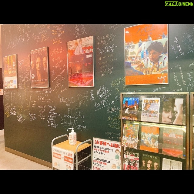 Aimi Satsukawa - 784 Likes - 🎥
#ソワレ
.
.
もう観てから2ヶ月以上経ってしまった、、相変わらず溜め込むことが多くて反省。12月は新しい事がはじまるし、やる事いっぱいだから後回しにしないが目標だ!みなさんはどんな12月にしますか?調子はどうですか?心も体もご自愛くださいね🌟
.
.
撮影で高崎にお邪魔しておりました。ロケハンから撮影から駆け回ったなぁ。高崎駅周辺にも詳しくなりましたよ。駅から自転車借りて乗ったりも。
という訳で今回とってもお世話になった志尾さんのホーム「シネマテークたかさき」にて。ソワレ観れました。途中から視点が変わって不思議な感覚をもらった。じーんずーんずーんっとしました。
とにかく映画愛、高崎愛に溢れている志尾さん。むっちゃん愛ちゃんの仲になれました♡好きな事に一生懸命な女性としてもとっても刺激を頂きました。撮影準備などで色んな方にお世話になりましたが、みんな志尾さんの為ならって言うの。私もむっちゃんの為に頑張ると決めました!やっぱり愛があるところでの人との繋がりはあたたかい。当たり前のように劇場の皆さんも優しくほんわかさせて頂きました。
もっともっとお互いに成長してまたご一緒しましょと。高崎でまた撮影するって目標もでーきた!あぁがんばらなきゃなぁ。