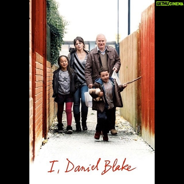 Aimi Satsukawa - 726 Likes - 🎥🏠
#idanielblake
#わたしはダニエルブレイク
.
.
おはようございます😋
今日はやっと実現するうれしい作品と新しいうれしい作品。どちらも楽しみーーー!気を付けつつ、お仕事出来ることに感謝して頑張ろうと思います。みなさんは新しい毎日いかがお過ごしですか??
.
.
公開時完全に見逃したやーつ。何回もチャレンジしたのに、見事に毎回時間がハマらなかったこちら。きっといま観ることに意味があったんだなぁ。
いろんな情勢や環境も含め、現状に照らし合わせたり、立場についてやるせなくなったり。日本でも少なからず、、色々と考えさせてもらえる作品でした。いま観れてよかったけど、いま観れて苦しかった。
