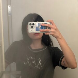 Aimyon Instagram - 新曲、聴いてくれましたか🤹🏻‍♀️
恋する皆のまつ毛に雨が降りませんように。 
はやくライブでも歌いたい！
そして、むちゃくそ暑い毎日ですが、
どうにかぶっ倒れないようにね。
ラブ・コール2は半分が終わりました。
楽しすぎて なんかずっと二日酔いみたいな感じです。
ステージから見える皆の表情にも酒にも酔ってます
対バン相手にも酔いしれてます。
泥酔ツアー！！！！！うれし
大阪🐙 東京🗼 もよろしくね、楽しみっっっ。

p.s 飛行機の中から見えた富士山カヌレ