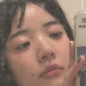 Aimyon Instagram - 新曲、聴いてくれましたか🤹🏻‍♀️
恋する皆のまつ毛に雨が降りませんように。 
はやくライブでも歌いたい！
そして、むちゃくそ暑い毎日ですが、
どうにかぶっ倒れないようにね。
ラブ・コール2は半分が終わりました。
楽しすぎて なんかずっと二日酔いみたいな感じです。
ステージから見える皆の表情にも酒にも酔ってます
対バン相手にも酔いしれてます。
泥酔ツアー！！！！！うれし
大阪🐙 東京🗼 もよろしくね、楽しみっっっ。

p.s 飛行機の中から見えた富士山カヌレ