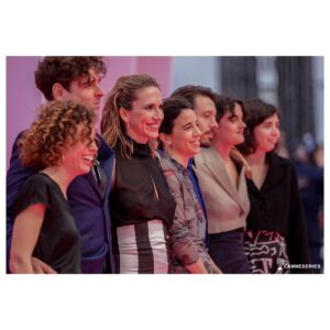 Aina Clotet Instagram - Merci beaucoup @canneseries 🩷 

Such a dream ⭐️ to present THIS IS NOT SWEDEN in the official competition. 

Quina il.lusió cel.lebrar-ho amb tot l’equip i el recolzament de tothom qui l’ha fet possible. Infinites gràcies.

Qué ilusión celebrarlo con todo el equipo y el apoyo de todos los que lo han hecho posible. Infinitas gracias.

Y gracias a mis maravillosas estilistas @rattfenech @retail_bcn_i_mes y Anna Fresquet 

🖤🤍@menchentomas @majoraljewelry