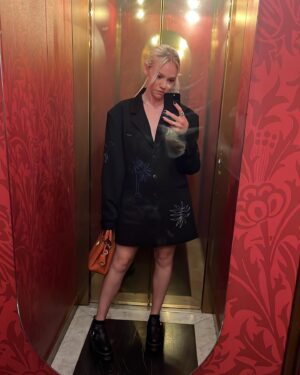 Áine Rose Daly Instagram - Had a fun fun time singing at the @ascendantfoxofficial summer party the other day thanks for having meeeeee ❤️ I ate a maccys before going home and then my Uber driver, unprompted might I add, decided to recount his recent bout of food poisoning from said establishment ✌🏻

Also thanks @futurebrandthinking and @dailypaper for the outfit xoxo
