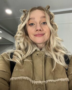 Áine Rose Daly Instagram - OH MY GOD THAT’S A WRAP! 
I can’t believe it, I’ve finished season 1 of @boilingpointofficial whaaaaaaaat????? 
Thank you @hesterruoff @barturuspoli @waltersgraham @stephengraham1973 @barantini and @mounia.akl for having me for the past 3 months ❤️ 
Here’s to the next 🥂🎉🎊

Enjoy the non costumed offset content I’ve found 😎

#thatsawrap 

@_vinetterobinson_ @raypanthaki @ogg_steven @dalarkai @stephen.mc99 @taz_skylar @stephengraham1973
