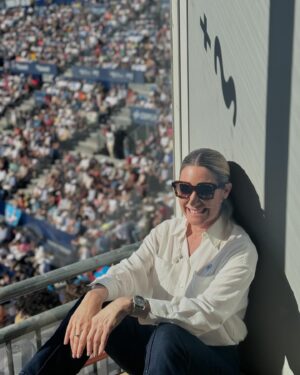 Ainhoa Arbizu Instagram - Disfrutando de la vuelta de NADAL! el @bcnopenbs es el primero de muchos. en nada entramos en directo desde nuestro set. nuestra “casa” esta semana con un gran equipo @movistarplus 🎾💛gracias @etniacosmetics