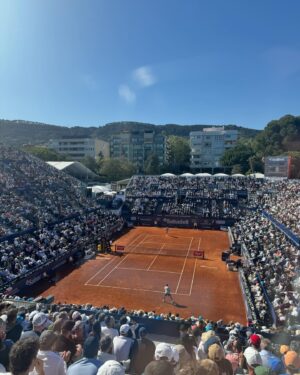 Ainhoa Arbizu Instagram - Disfrutando de la vuelta de NADAL! el @bcnopenbs es el primero de muchos. en nada entramos en directo desde nuestro set. nuestra “casa” esta semana con un gran equipo @movistarplus 🎾💛gracias @etniacosmetics