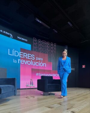 Ainhoa Arbizu Instagram - Un placer presentar, por tercer año consecutivo, el “Santander Women Now” con increíbles protagonistas que lideran sectores tan diversos como la ciencia, el activismo, la literatura, el periodismo, la cultura o el deporte y lo hacen en un tiempo definido por la revolución. La tecnológica, desde luego, pero también las transformaciones sociales y culturales que están definiendo el futuro. Un punto de encuentro de los líderes globales más influyentes en este momento de inflexión. 

Son tantas y tantos… inspiradorxs; líderes para la revolución:

Día 1:
Frances Haugen, Rachel Amstrong, Sonsoles Ónega, Sandra Orta, Ella Fontanals Cisneros, Alice Acuña, Otilia de la Fuente, Begoña García-Rozado, Camilla Läckberg, Elisabet Benavent, Carolina Iglesias, Beatriz Guasch, Carola García Vinuesa, Sandra García-Sanjuán, Fuencisla Clemares, Javier Calvo, Javier Ambrossi, Verónica Fernández… 

Mañana más.
Gracias a @mujerhoy @vocentoeventos por volver a confiar en mi, a @alecorivera por las fotos, a los patrocinadores que me han puesto “mona” @robertoverinooficial @lorealspain @xeniatio y a tantas personas (si empiezo no acabo) que hacen que todo ruede y se disfrute… 

Me voy a dormir con mi amor… 
Confiando en que después de lo que hoy he escuchado y aprendido… un mundo mejor para nuestros pequeños (y para todos) es posible. Y, obviamente, con el convencimiento de que hay que seguir avanzando en la construcción de un mundo más igualitario.
