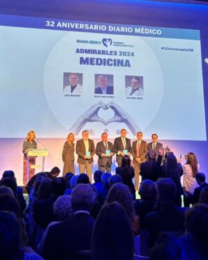 Ainhoa Arbizu Instagram - Semana muuuuy intensa!
3 eventos   un Planeta Tenis.
Lo mejor: achuchar a mi mami en BCN y presentar los premios Admirables dedicados a la trayectoria profesional y humana de nuestros profesionales sanitarios (rompí, por primera vez en mi vida encima de un escenario, recordando a mi Aita). 
Gracias @tot_hom @pedrodelhierro_official @nachoaguayo @tamaragordo @blancacanadas @andreamengs @salonmonchomoreno y …