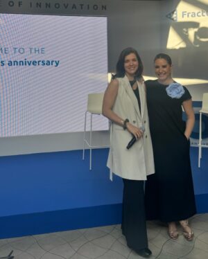 Ainhoa Arbizu Instagram - Semana muuuuy intensa!
3 eventos   un Planeta Tenis.
Lo mejor: achuchar a mi mami en BCN y presentar los premios Admirables dedicados a la trayectoria profesional y humana de nuestros profesionales sanitarios (rompí, por primera vez en mi vida encima de un escenario, recordando a mi Aita). 
Gracias @tot_hom @pedrodelhierro_official @nachoaguayo @tamaragordo @blancacanadas @andreamengs @salonmonchomoreno y …