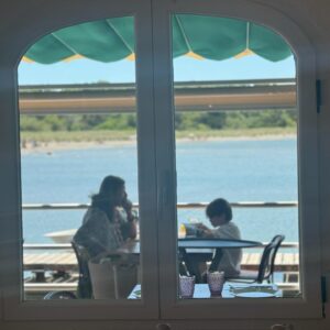 Ainhoa Arbizu Instagram - Menorca 💙

Nuestro primer viaje con la abuelita (y sin él). Le hemos echado mucho de menos (como siempre), le hemos recordado con mucho amor (como siempre) y nos hemos cargado de mimos y de momentos bonitos para el recuerdo. 

Y lo hemos hecho solos (los 3) y con buenas amigas, en esta isla que tanto queremos y en este pequeño paraiso @sjbinissaidahotel 💙🌿🐟