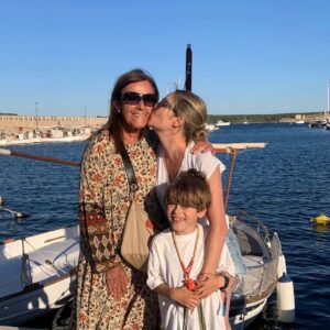 Ainhoa Arbizu Instagram - Menorca 💙

Nuestro primer viaje con la abuelita (y sin él). Le hemos echado mucho de menos (como siempre), le hemos recordado con mucho amor (como siempre) y nos hemos cargado de mimos y de momentos bonitos para el recuerdo. 

Y lo hemos hecho solos (los 3) y con buenas amigas, en esta isla que tanto queremos y en este pequeño paraiso @sjbinissaidahotel 💙🌿🐟