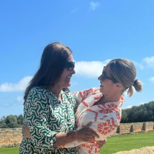 Ainhoa Arbizu Instagram - Menorca 💙

Nuestro primer viaje con la abuelita (y sin él). Le hemos echado mucho de menos (como siempre), le hemos recordado con mucho amor (como siempre) y nos hemos cargado de mimos y de momentos bonitos para el recuerdo. 

Y lo hemos hecho solos (los 3) y con buenas amigas, en esta isla que tanto queremos y en este pequeño paraiso @sjbinissaidahotel 💙🌿🐟