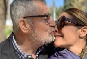 Ainhoa Arbizu Instagram - Ya hay una estrella más en el cielo. Y brilla tanto. ✨ 

Siempre serás nuestro referente. El hombre de mi vida (junto a Leo). Tan bueno, brillante, generoso, humilde, divertido, disfrutón. Toda una vida entregada a la neurología, a la Esclerosis Múltiple, a ayudar a los demás, a la investigación, a la docencia, a tus tres mujeres, a tus nietos, a tu yerno, a tu familia, amigos, cuadrilla. Se te quiere tanto. Sé que sientes todo el amor de tantísima gente. Porque siempre pellizcabas el corazón y dejabas huella. Porque siempre has sido muy amigo de tus amigos. 

Que gran vacío dejas, Aita. Te honraremos trasladando todos los valores que nos habéis inculcado mami y tu a vuestros nietos. Y cuidaremos y querremos a mami tanto como ella ha hecho contigo. Viajaremos, cantaremos, esquiaremos, navegaremos, trabajaremos duro en lo que amamos, bailaremos, subiremos a la sierra de Urbasa, iremos a Lizarra, comeremos rico, brindaremos por ti. Siempre seremos una piña y siempre estaremos juntos. Te admiramos y queremos. Gracias por todo, gracias por tanto, incluso nos has regalado una despedida llena de amor. No nos hemos separado de ti. Tus 3 mujeres. Sobretodo mami. Te vas lleno de paz y amor. Estás en nuestro corazón. Aquí. Fuerte fuerte. Siempre. Y brillando. Todas las noches Leo (buah como te va a echar de menos el mini Dr. Urquijo) y yo te buscaremos y daremos las buenas noches. Eterno, Aita. DEP ✨🙌💔 @lorea_arbizu
