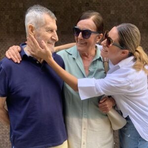 Ainhoa Arbizu Instagram - Ya hay una estrella más en el cielo. Y brilla tanto. ✨ 

Siempre serás nuestro referente. El hombre de mi vida (junto a Leo). Tan bueno, brillante, generoso, humilde, divertido, disfrutón. Toda una vida entregada a la neurología, a la Esclerosis Múltiple, a ayudar a los demás, a la investigación, a la docencia, a tus tres mujeres, a tus nietos, a tu yerno, a tu familia, amigos, cuadrilla. Se te quiere tanto. Sé que sientes todo el amor de tantísima gente. Porque siempre pellizcabas el corazón y dejabas huella. Porque siempre has sido muy amigo de tus amigos. 

Que gran vacío dejas, Aita. Te honraremos trasladando todos los valores que nos habéis inculcado mami y tu a vuestros nietos. Y cuidaremos y querremos a mami tanto como ella ha hecho contigo. Viajaremos, cantaremos, esquiaremos, navegaremos, trabajaremos duro en lo que amamos, bailaremos, subiremos a la sierra de Urbasa, iremos a Lizarra, comeremos rico, brindaremos por ti. Siempre seremos una piña y siempre estaremos juntos. Te admiramos y queremos. Gracias por todo, gracias por tanto, incluso nos has regalado una despedida llena de amor. No nos hemos separado de ti. Tus 3 mujeres. Sobretodo mami. Te vas lleno de paz y amor. Estás en nuestro corazón. Aquí. Fuerte fuerte. Siempre. Y brillando. Todas las noches Leo (buah como te va a echar de menos el mini Dr. Urquijo) y yo te buscaremos y daremos las buenas noches. Eterno, Aita. DEP ✨🙌💔 @lorea_arbizu