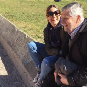 Ainhoa Arbizu Instagram - Ya hay una estrella más en el cielo. Y brilla tanto. ✨ 

Siempre serás nuestro referente. El hombre de mi vida (junto a Leo). Tan bueno, brillante, generoso, humilde, divertido, disfrutón. Toda una vida entregada a la neurología, a la Esclerosis Múltiple, a ayudar a los demás, a la investigación, a la docencia, a tus tres mujeres, a tus nietos, a tu yerno, a tu familia, amigos, cuadrilla. Se te quiere tanto. Sé que sientes todo el amor de tantísima gente. Porque siempre pellizcabas el corazón y dejabas huella. Porque siempre has sido muy amigo de tus amigos. 

Que gran vacío dejas, Aita. Te honraremos trasladando todos los valores que nos habéis inculcado mami y tu a vuestros nietos. Y cuidaremos y querremos a mami tanto como ella ha hecho contigo. Viajaremos, cantaremos, esquiaremos, navegaremos, trabajaremos duro en lo que amamos, bailaremos, subiremos a la sierra de Urbasa, iremos a Lizarra, comeremos rico, brindaremos por ti. Siempre seremos una piña y siempre estaremos juntos. Te admiramos y queremos. Gracias por todo, gracias por tanto, incluso nos has regalado una despedida llena de amor. No nos hemos separado de ti. Tus 3 mujeres. Sobretodo mami. Te vas lleno de paz y amor. Estás en nuestro corazón. Aquí. Fuerte fuerte. Siempre. Y brillando. Todas las noches Leo (buah como te va a echar de menos el mini Dr. Urquijo) y yo te buscaremos y daremos las buenas noches. Eterno, Aita. DEP ✨🙌💔 @lorea_arbizu