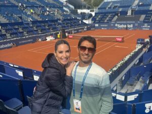 Ainhoa Arbizu Instagram - con mi querido planetario favorito (1) y mi argentino bonito (2)… 🫶 parte de un maravilloso equipo profesional y humano… 

ayer Nadal nos hizo soñar por segunda vez aquí pero al final no pudo ser. ojalá llegué al Mutua Madrid Open. quedan (en este momento) 3 españoles en octavos del @bcnopenbs y nosotros seguimos a tope en @movistarplus @vamos Deportes 2… disfrutando y contándoos todo. 

y gracias @lucialorens (y team estilismo) y @schacon_makeup y @etniacosmetics