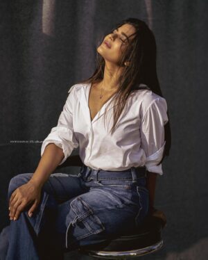 Aishwarya Rajesh Instagram - The art of knowing is knowing what to ignore. 😎 

Photography @thestoryteller_india 
Stylish @navaa_rajkumar 
Makeup @ananthmakeup 
Hairstylish @hair_by_aiswaryaraj