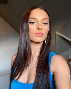 Aitana Rinab Perez Instagram - Family: dress casual this Christmas is super low key
Me: yes I got you don’t worry