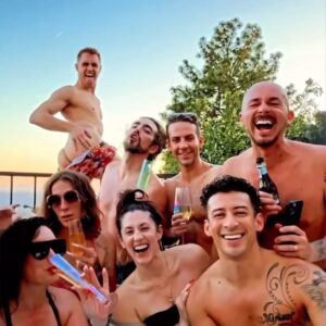Aitch Alberto Instagram - hot tubs. friends. flan and doggies.
lots of doggies. made it merry bright and most importantly filled with lots of laughter. hope yours was good. 🤍