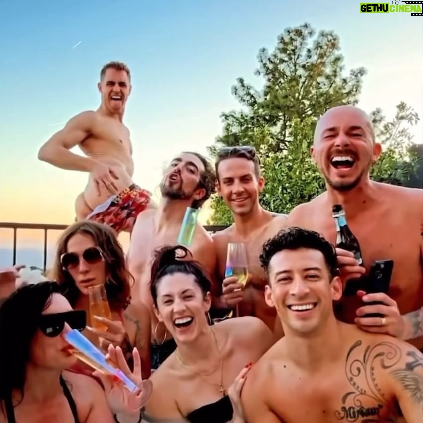 Aitch Alberto - 1.1K Likes - hot tubs. friends. flan and doggies.
lots of doggies. made it merry bright and most importantly filled with lots of laughter. hope yours was good. 🤍