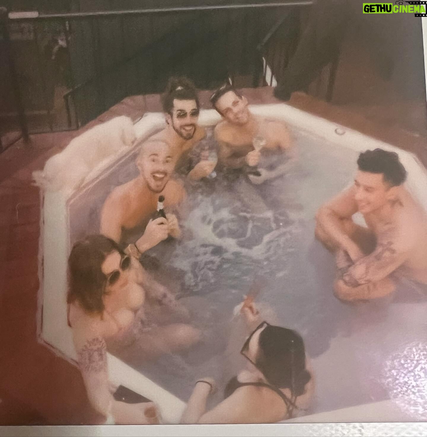 Aitch Alberto - 1.1K Likes - hot tubs. friends. flan and doggies.
lots of doggies. made it merry bright and most importantly filled with lots of laughter. hope yours was good. š¤