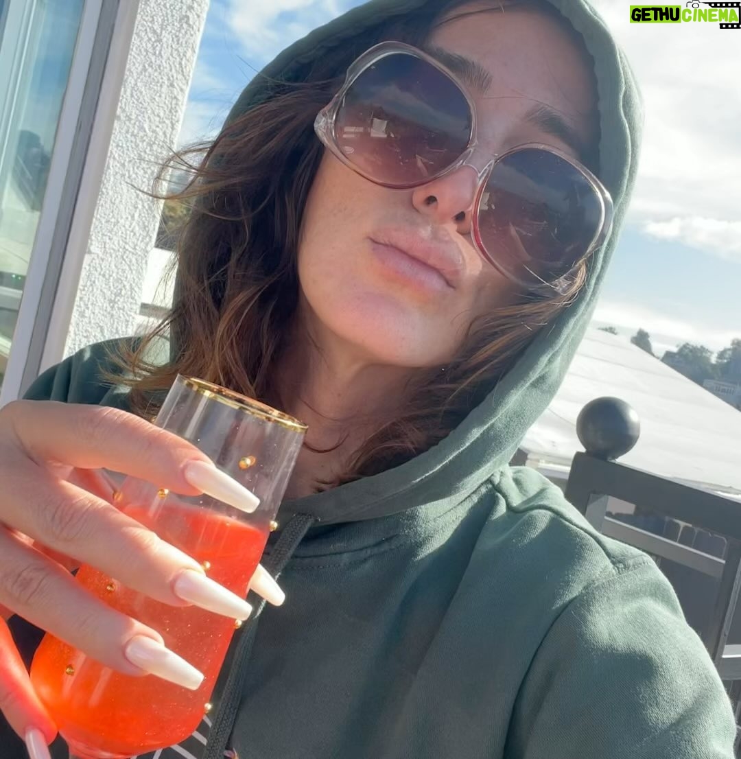 Aitch Alberto - 1.1K Likes - hot tubs. friends. flan and doggies.
lots of doggies. made it merry bright and most importantly filled with lots of laughter. hope yours was good. 🤍