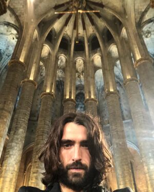 Aitor Luna Instagram - Gracias @diagonaltelevisio y @tv3cat por el regalo.....pasar la noche en ese templo.....hogar del pueblo....hogar de #mami ....mi hogar..... #gracias #santamariadelmar @lacatedraldelmar sin palabras....
