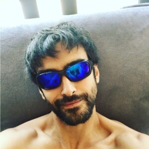 Aitor Luna Instagram - Hoy, 21 de junio es el día internacional de ANIRIDIA. Aniridia es una enfermedad que consiste en la ausencia de iris, provocando una gran sensibilidad a la luz (siempre llevan gafas de sol) y graves problemas de visión. 
Solidarízate con esta enfermedad denominada rara o poco frecuente que afecta a 1 de cada 100.000 recién nacidos y hagamos entre todos que se conozca. 
Sigue la cadena colgando una foto tuya con gafas de sol y poniendo #AniridiaDay (Muchas gracias!! 😎