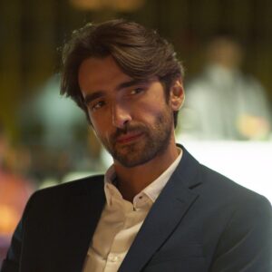 Aitor Luna Instagram - @valerianetflix_ Estamos de estreno y yo en las #instamusarañas..... #instaperdonarme.... este es #sergio personaje con el que me dejaron jugar un poquito en #valerianetflix al lado de la gran @silmalopez ....serie basada en los libros de #elisabetbenavent .....espero que paseis un buen rato y desconectéis un poco de la #virusrealidad ....y ya de paso aprovecho para hacer un llamamiento a la calma.!.!..!seamos conscientes y más generosos.....! #ANIMO #FUERZA #PERSPECTIVA