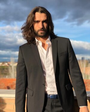 Aitor Luna Instagram - Gracias a la universidad de Alcalá de Henares y a los premios CYGNUS en este ENCUENTRO DE CINE SOLIDARIO Y DE VALORES!! De esta guisa gracias una vez más a @pacovarela_menswear (la falta de práctica.....le doy a editar.....)y #gracias siempre @jordi_frades por el gran regalo que me hiciste dejándome jugar con tan #hermoso personaje!! Viva @lacatedraldelmar y todos los miembros del equipo que la hicieron posible!!! @diagonaltelevisio @antena3com @netflix  GRACIAS!