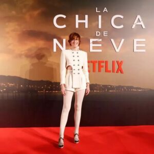 Aixa Villagrán Instagram - Anoche fue increíble ⭐
Espero que disfrutéis de #lachicadenieve tanto como lo hemos hecho nosotros. 
Os quiero, equipo.

@atipicafilms 
@netflixes 
@javiercordura 
@velocasting
@discordura

🖤@antoinella @georgekeburia @casa_otrura🖤