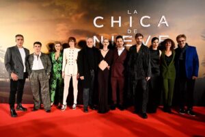 Aixa Villagrán Instagram - Anoche fue increíble ⭐
Espero que disfrutéis de #lachicadenieve tanto como lo hemos hecho nosotros. 
Os quiero, equipo.

@atipicafilms 
@netflixes 
@javiercordura 
@velocasting
@discordura

🖤@antoinella @georgekeburia @casa_otrura🖤