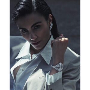 Aiysha Hart Instagram - The gloves are off.

Fave shot from this awesome Vanity Fair x Chanel shoot with an incredibly talented team:

Photographer | @simonemmettstudio 
Styling | @michelle_duguid 
Makeup | @zoetaylormakeup 
Hair | @tylerjohnstonhair 
Nails | @trishlomax 
Thank you @juliedorff @alexiadori @annabel_davidson_yeah 🖤🖤🖤