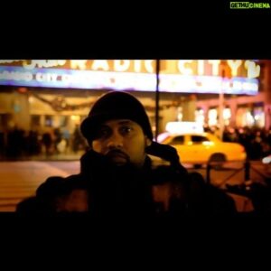 Akhenaton Instagram - "On rêvait New-York" Akhenaton/Faf Larage prod by GR! & F - Feat Narimane 

Face au rejet, on a développé nos ambitions
Un phénomène social, fort à travers le monde
Big Apple devint la Mecque pour les B-Boys
Où qu’on soit sur le globe, on dit My people 

Peu de résultat à suivre dans les écoles
Mais gras de strophes pointues stockées dans les coffres
Maintenant nos pièces dans les galeries s’exposent
On a influencé les modes avec nos dress codes

À New York City, posé nos valises plus d’une fois
La France nous a renié trop de fois
Tokyo, Berlin, Mars, Barcelone ou Rio
Une seule et même langue diffusée dans nos micros

Malgré les chiffres du Rap, peu de récompenses
Mais un milieu qui s’étend dans les consciences
On casse l’ambiance, d’un coup, y a plus un sourire
Car ils savent bien que le rap ne peut pas mourir

On va se nourrir des restes puis survivre
Et pour la énième fois créer la surprise
On a les mots, le mental, les machines
Pour un retour massif à la Maciste

On a nos couleurs, nos stars, nos lieux mythiques
Nos classiques, nos légendes et nos faits tragiques
On rêvait NY, à fond jeunes et naïfs
Et de là, toutes nos tueries jaillissent

Je m’envole au-dessus des songes
Ma vie s’étiole et je vois New York
Puis mes pensées qui volent au-dessus des ponts
Des rues, des blocs et mes rêves m’emportent à New York

#hiphop50 #wlny #iam #newyork