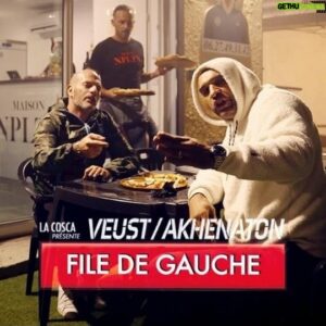 Akhenaton Instagram - "FILE DE GAUCHE" AKH X VEUST

Alors ton crew te fait le coup de Fillon ?
On ne peut pas être King avec une vision de Pion
Ma chèvre ne griffe pas le lion
Et tu m’as l’air du gars qui cache la cargaison dans le fion

Je speede sur la file de gauche, sur une route qui tire à droite
Ils bloquent les profils de pauvre, pas moyen qu’on se rabatte
Faire du mal, ne fait pas le bonhomme
À quoi sert la panoplie de Gomorra, si c’est pour finir à Sodome

Nos parents avaient peur qu’on reste sur les mallons
Bon an, mal an, on devient les VIP au fond du salon
Un flow de salaud, on écrit pour l’amour, pas les gallons
Certains d’entre nous, montent leur affaire et d’autres s’allongent

Incarcéré et toujours michton
Ma tête est mon téflon, mon cran : ma planche à biftons
Le danger est partout, la rue c’est le siphon
Je t’invite à la prudence, personne ici est né sur Krypton

Le rap ? On le kiffe ou on s’insurge
Je vais séparer l’ivraie enfin réunifier les ceintures
À l’heure où l’hypocrite ment, fuit ses torts
Je maintiens le cap et tire, si je vire de bord

Je roule sur la file de gauche
Compteur bloqué et feux éteints
File de gauche, compteur bloqué et feux éteints

Je suis speed sur la file de gauche, flics derrières s’accrochant
Biff dans la sacoche et Shit dans un sac Auchan
Je m’arrête de canarder s’il y a un de mes gars à terre
Tu me cherches, tu n’as qu’à regarder en dessous des canadairs

C’est pour mes rats des villes, rats des champs, je rappe des films ou ça braque des gens
Car-Jack leur cadillac, cassent les vitres, brassent les jantes
On n'est pas né dans les palais, ce monde est taré
Tous nos darons ont des truelles, toutes nos daronnes ont des balais

Dans les plaquettes ou le basket, ceux qui ont le bras long montent les paliers 
Pour le papier finissent au ballon ou le ballon finit dans le panier
Chez nous des darons illettrés regardent des chiffres et des lettres
Pendant que l’état, leur envoie des chiffres dans des lettres

C’est dur d’être sur-salarié quand tu es subsaharien
Donc dans le stud ça va chier, tu sais que dans le Sud ça rappe bien
Luger d’Hitler dans ta bouche, suce sale aryen
Zinho pour me calmer, même les stups ne servent à rien

#monopolium